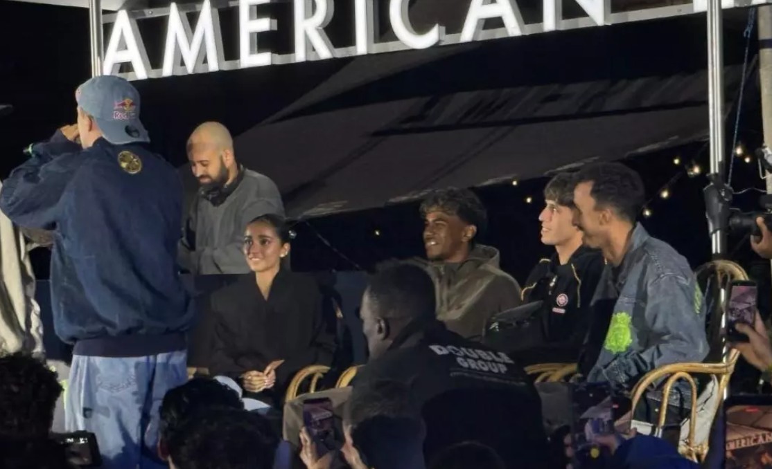 Sport: Lamine Yamal y su novia asisten a una batalla de rap freestyle como jueces