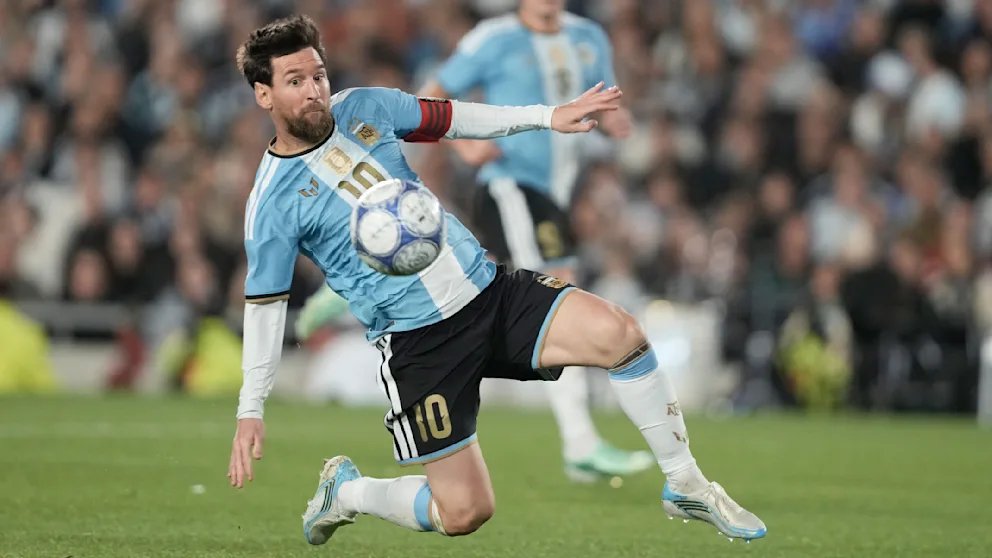 Penyerang Leipzig Gruda Menerima Hadiah Istimewa: Sepatu Edisi Messi dan Kartu Bertanda Tangan