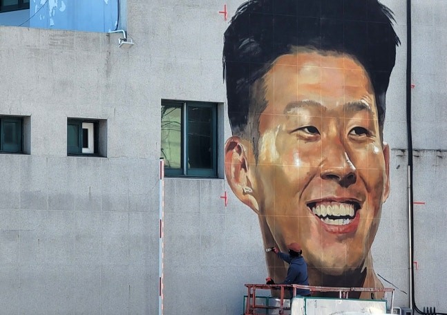 Mídia coreana: Mural gigante de Son Heung-min em Chuncheon será demolido para reconstrução