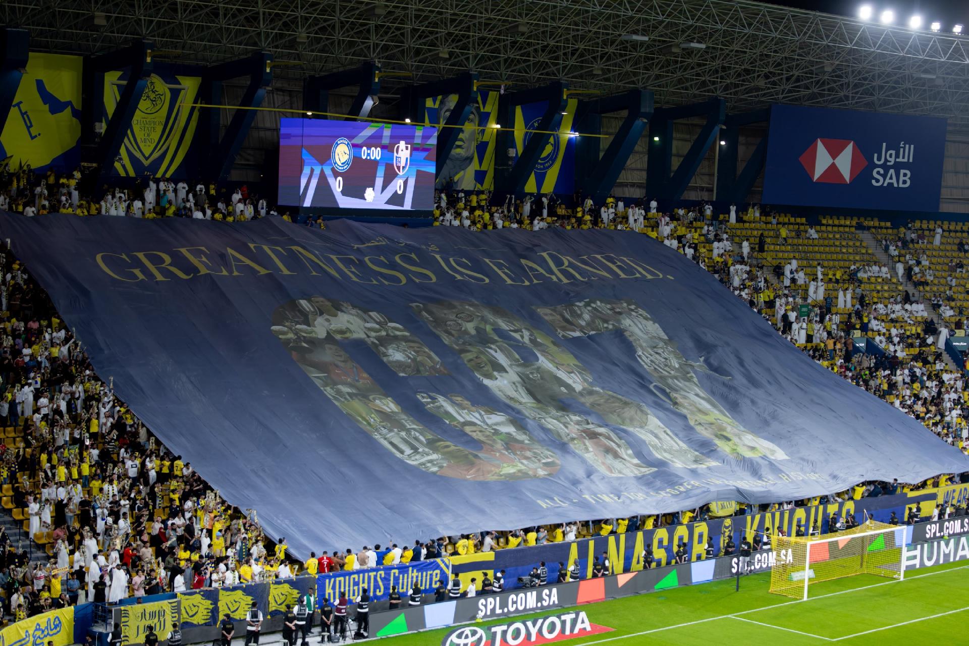 Les fans d'Al Nassr Riyadh déploient un tifo pour soutenir Cristiano Ronaldo : la grandeur vient du combat