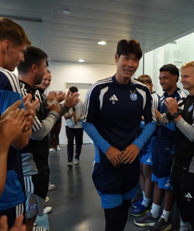 Lee Young-jun nach Asienspielen-Gold herzlich von Vereinskollegen empfangen: „Das erste Mal in meinem Leben"