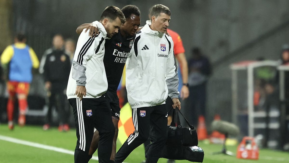 Media Italia: Penyerang Juventus Openda, Dipinjam ke Lyon, Alami Cedera Pergelangan Kaki dan Keluar dengan Kruk