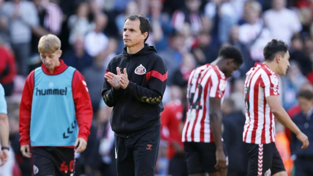 Treinador do Sunderland, Le Bris, sobre Man City: "Violações devem ter consequências"