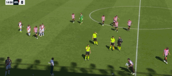 Trận Rayo Vallecano vs Athletic Bilbao tạm dừng vì CĐV ném máy bay giấy phản đối chủ tịch