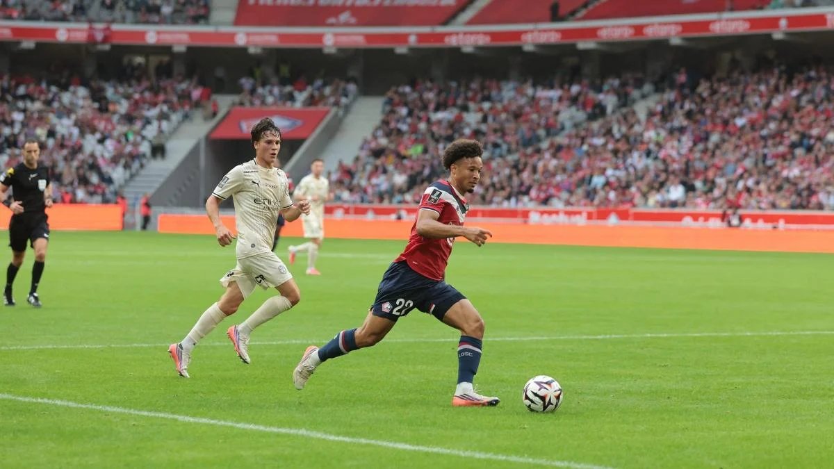 Lille-Spieler Tiago Santos schwer verletzt vom Platz getragen