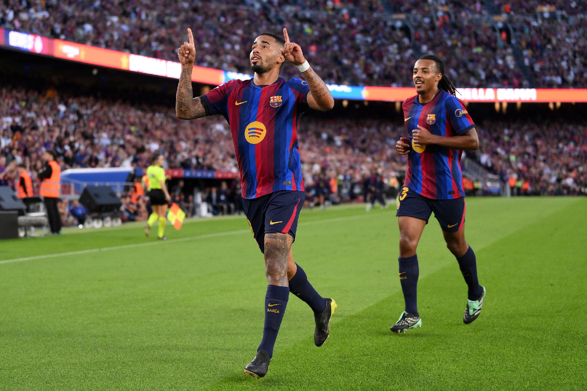 Jesus marca três gols em 58 minutos no Camp Nou, um a cada 19 minutos