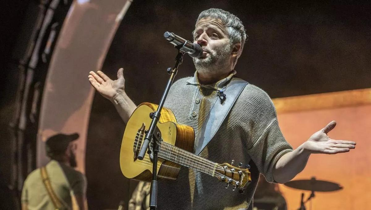 Sport: Cubarsí presente no show de despedida da banda catalã, entrega camisa do Barça ao vocalista