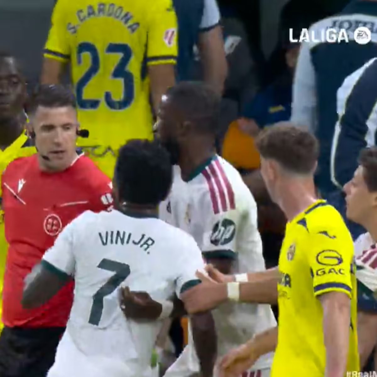 El momento en que se temió lo peor: Rüdiger interceptó a Vinicius cuando iba a por Díaz de Mera