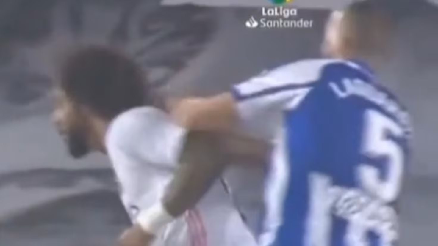 El precedente por el que clama el Madrid: agarrón de pelo a Marcelo que no fue penalti... y ya había VAR