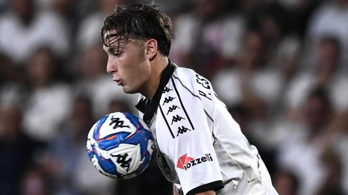 Pio Esposito: Ainda tenho grande carinho pelo Spezia, feliz 120º aniversário!BODY: <p><span style="white-space: pre-wrap;">O atacante da Inter de Milão, Pio Esposito, enviou uma mensagem de vídeo ao Spezia, desejando parabéns ao clube italiano em seu 120º aniversário. </span></p><p><img src="https://img.allfootballapp.com/www1/M00/16/97/rBAAN2rKuyWAUaVnAAGPonIkehk220.jpg" data-width="1200" data-height="674" /></p><p>Pio Esposito foi anteriormente emprestado ao Spezia pela Inter de Milão e passou duas excelentes temporadas lá. Para marcar o 120º aniversário do clube, o atacante nascido em 2005 divulgou uma mensagem de vídeo através da conta oficial do Spezia, expressando sua gratidão ao clube. </p><p>"120 anos de história é realmente incrível, pessoal, nem todos conseguem isso. Espero que nestes dois anos eu tenha deixado algo com vocês, assim como vocês me deram muito. Para mim, isto não foi apenas uma parada importante na minha carreira, mas também uma parada importante na minha vida. </p><p>"Ainda tenho gra