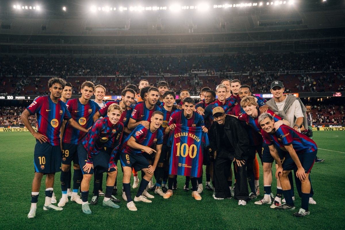 บาร์เซโลนา มอบเสื้อฉลองให้ เคราร์ด มาร์ติน เมื่อลงสนามครบ 100 นัด พร้อมถ่ายรูปร่วมกับทีม