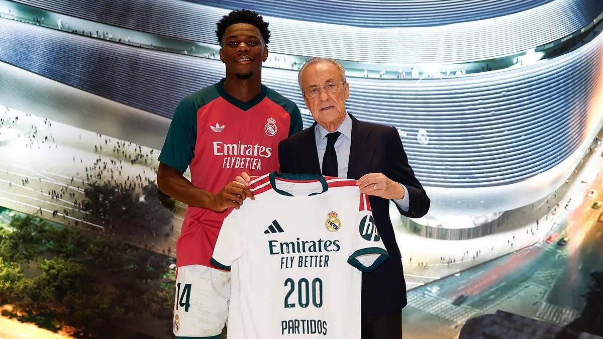 チュアメニ、レアル・マドリーで200試合出場達成 記念ユニフォームを授与される