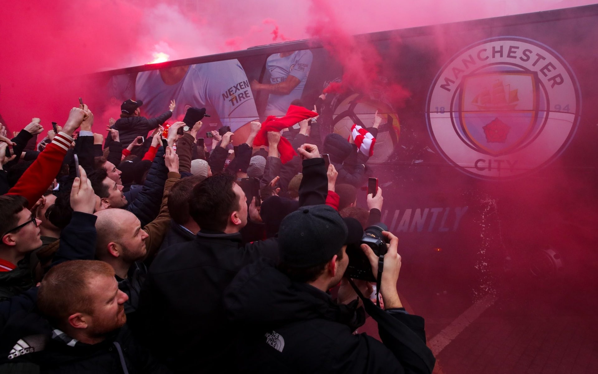 Mídia inglesa: Torcedores do Liverpool preparam faixa de protesto contra as violações do Manchester City em Anfield