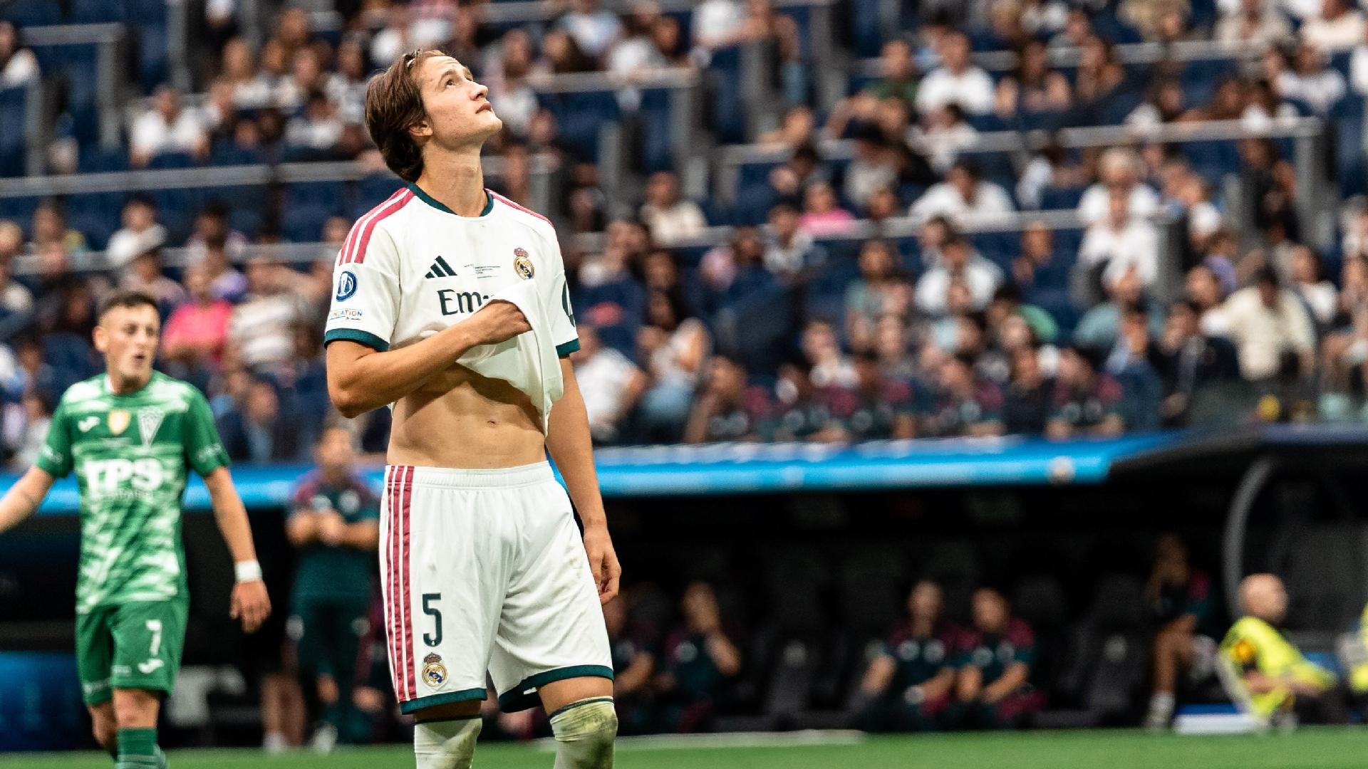 AS: Bà của hậu vệ Real Madrid Martínez qua đời, cầu thủ chọn ở lại đội để thi đấu