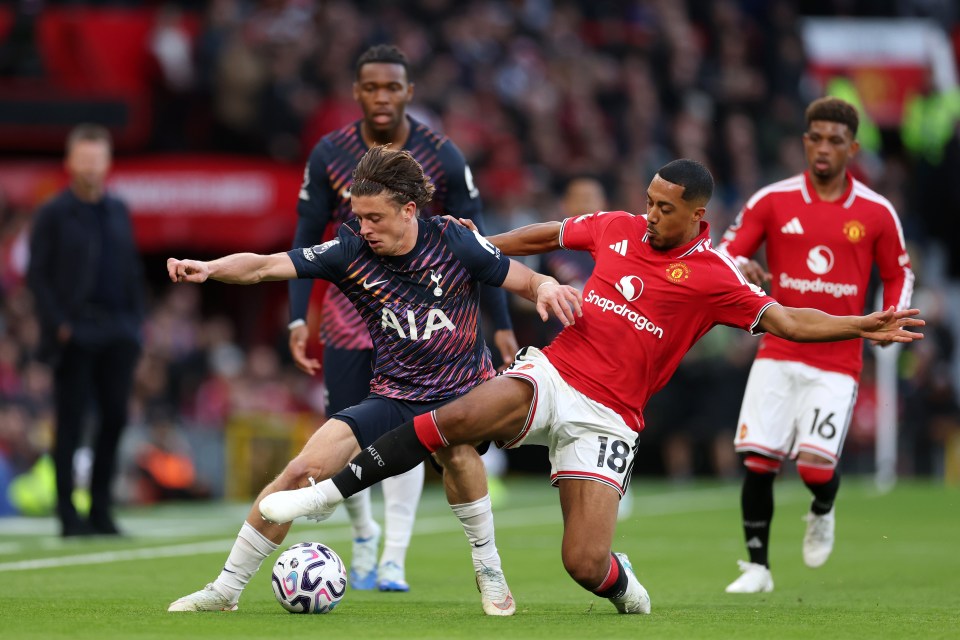 Phóng viên: Vẫn không hiểu tại sao Man Utd cần ký hợp đồng với Santos và Tielemans
