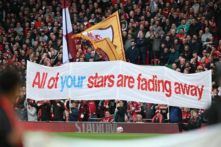 Fans The Reds membentangkan lirik lagu Oasis untuk mengejek Manchester City di tribun Anfield