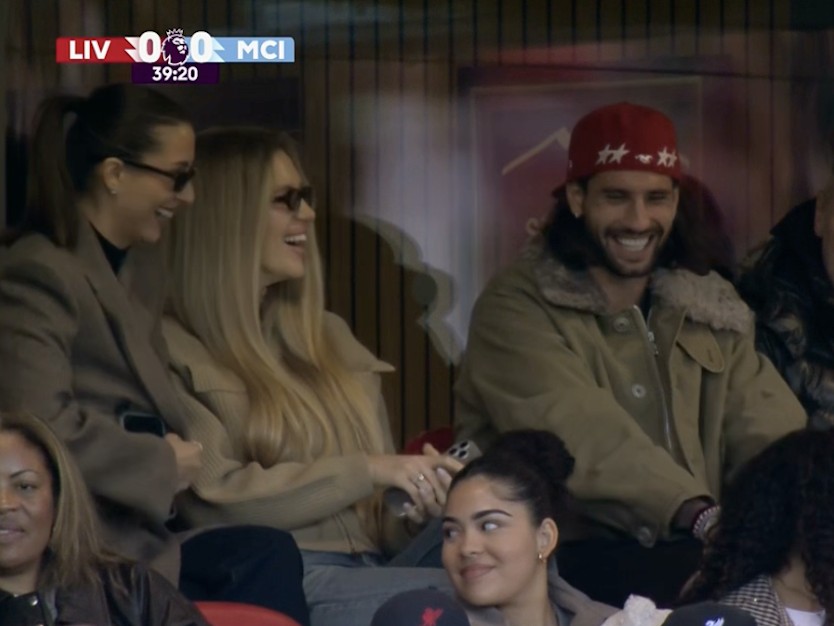 Amichevoli in tribuna: la fidanzata di Haaland e la moglie di Szoboszlai sorridono durante Liverpool-Manchester City