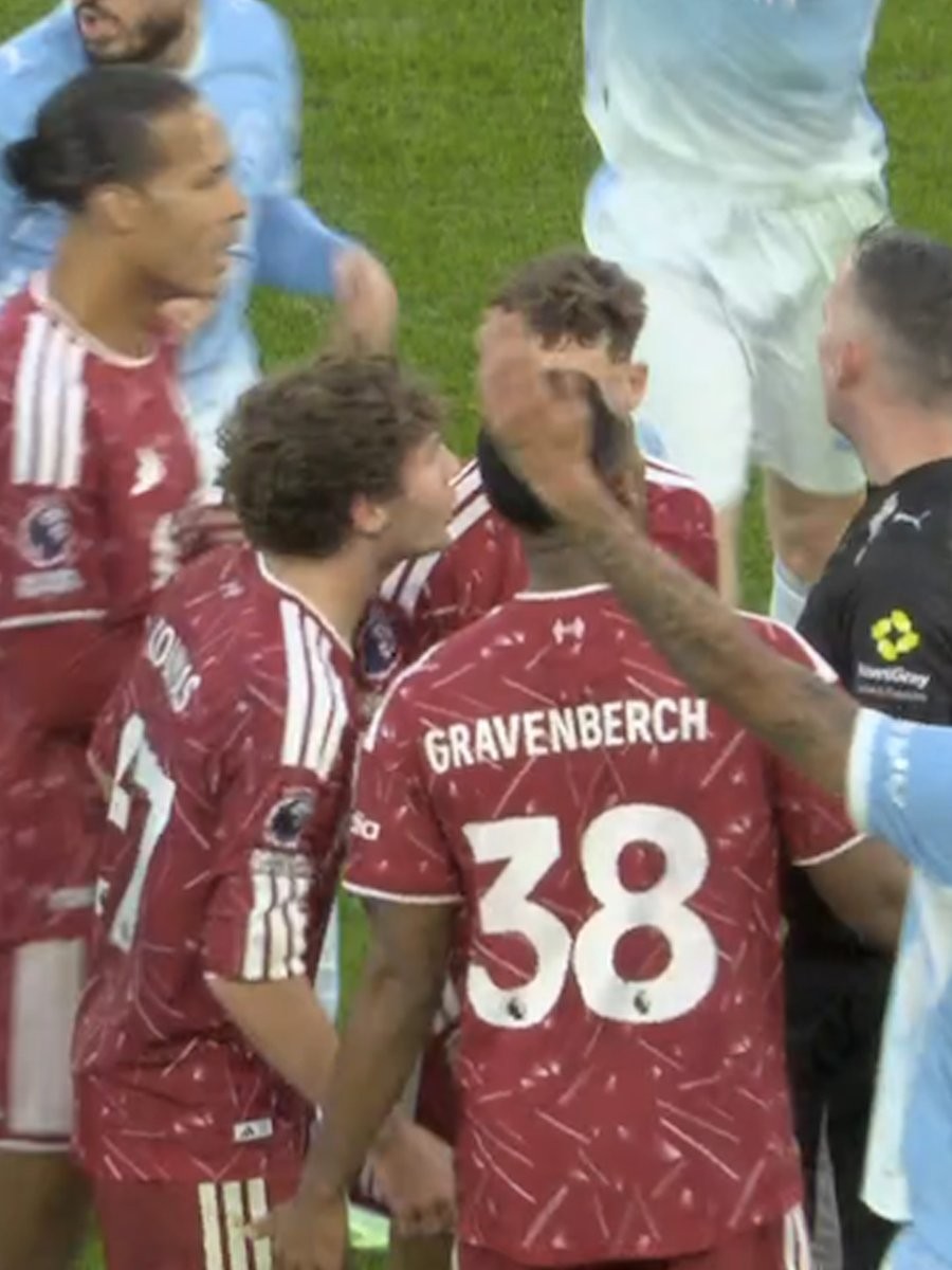 Liverpool a vu deux joueurs expulsés en Premier League en 2026, tous deux à domicile contre Manchester City