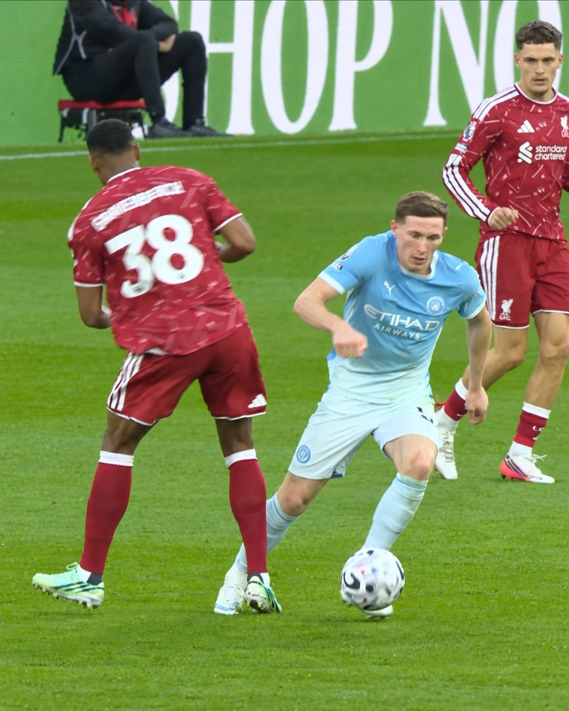 Sturridge critica il primo cartellino giallo di Gravenberch come "una barzelletta", Keane e Richards concordano