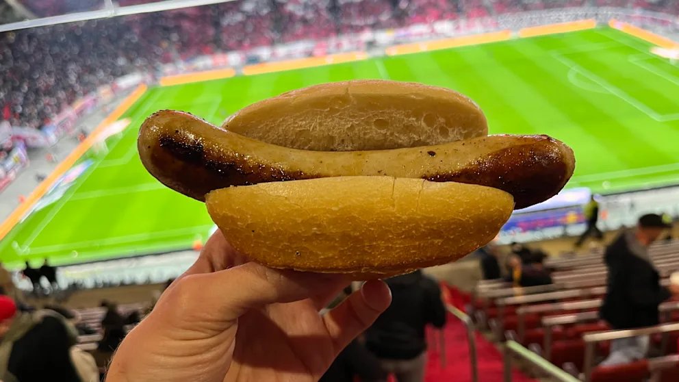 Bild: I tifosi dell'RB Lipsia ottengono salsicce più lunghe di 3 cm allo stadio