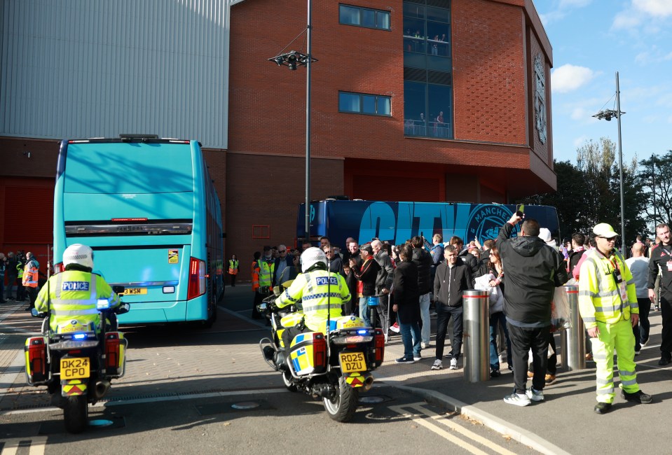 Manchester Evening News: Scontri tra tifosi dopo la vittoria del Manchester City per 3-0 sul Liverpool, interviene la polizia