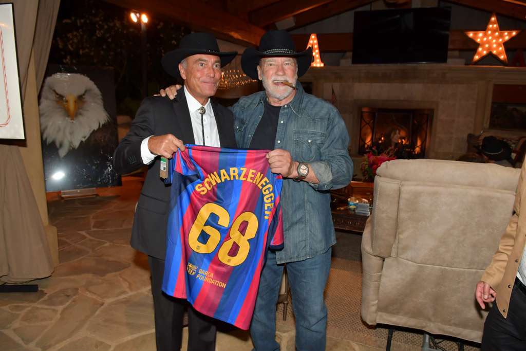 Il vicepresidente del Barcellona presenta una maglia personalizzata all'evento di beneficenza di Schwarzenegger