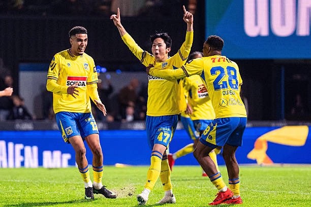 Il giocatore del Tottenham Hotspur Yang Min-gyeok segna il suo primo gol nella Pro League belga sfruttando l'abilità individuale in contropiede