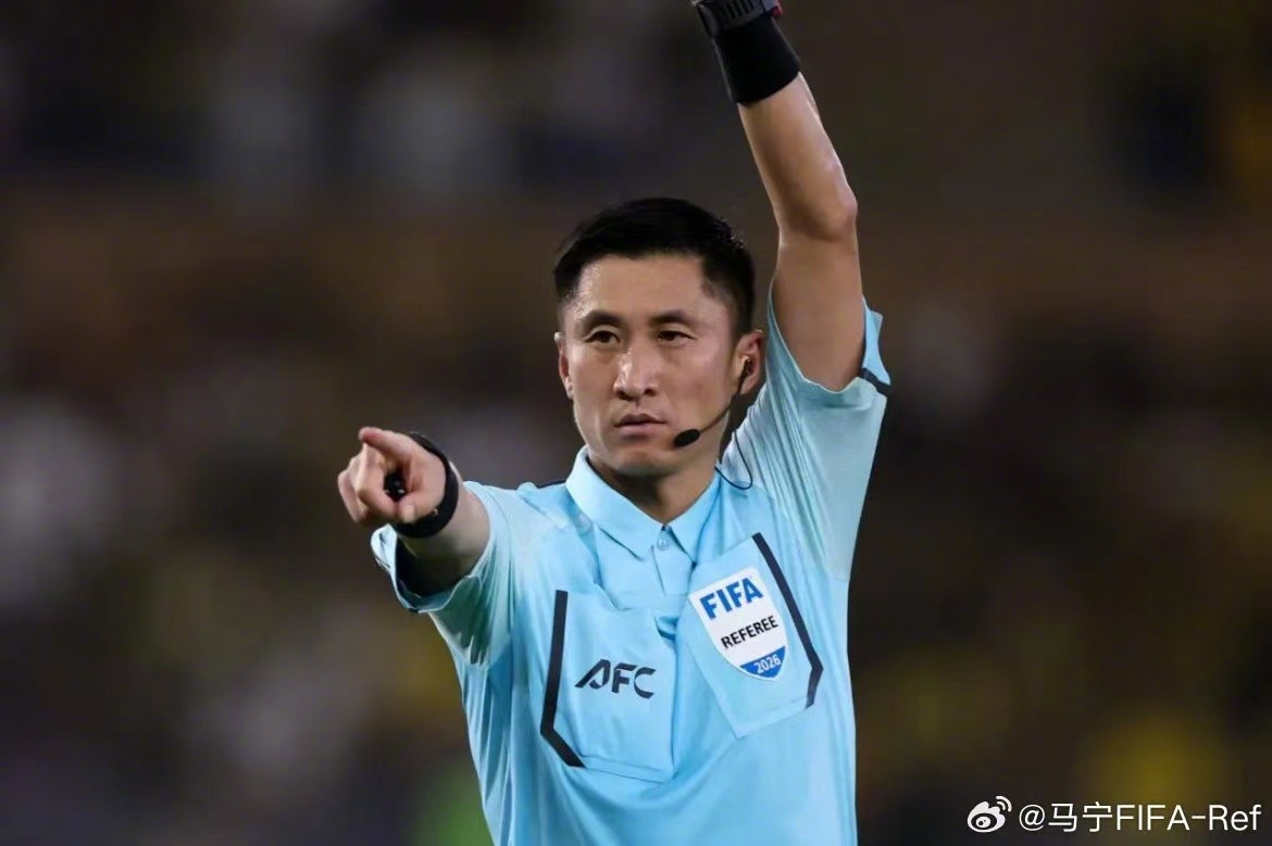 Bei Qing: Six arbitres chinois, dont Ma Ning, sont arrivés à Riyad et devraient arbitrer normalement les matchs de la Ligue des champions de l'AFC.BODY: <p>Selon le Beijing Youth Daily, Ma Ning et cinq autres arbitres chinois sont arrivés en toute sécurité à Riyad après avoir transité par Djeddah. Sauf circonstances imprévues, ils devraient arbitrer le match de la Ligue des champions de l'AFC entre Al Nassr comme prévu.</p><p><img src="https://img.allfootballapp.com/www1/M00/16/A8/rBAAN2rMeDiAEIezAAGLFNbF72U390.jpg" data-width="1170" data-height="779" /></p><p>Le 12 octobre, l'AFC a confirmé que les six arbitres internationaux chinois, dirigés par Ma Ning, étaient arrivés en toute sécurité à Riyad depuis Djeddah, en Arabie saoudite. Sauf circonstances imprévues, ils arbitreront le match entre Al Nassr, avec Cristiano Ronaldo, et le Neftchi d'Ouzbékistan. Il s'agit d'un match de deuxième tour de la Ligue des champions de l'AFC, zone Ouest Elite, pour la saison 2026-2027, dont le coup d'envoi est prévu à Riyad 