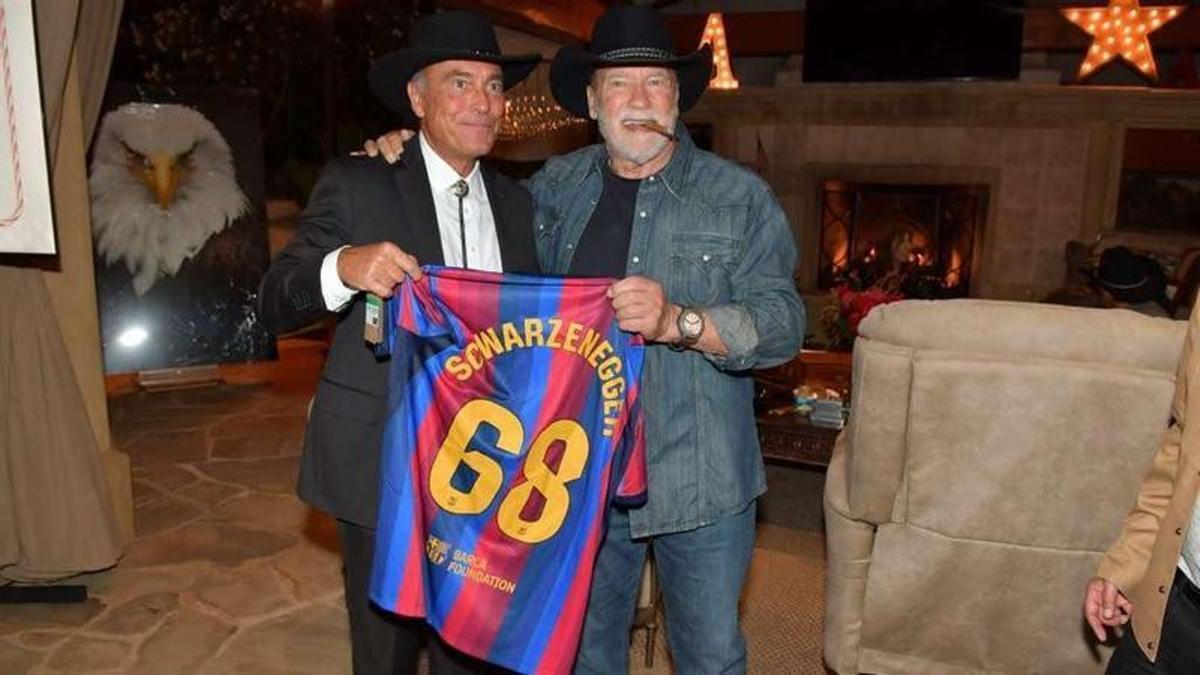 Sport: Barcelonas Vizepräsident Yuste überreicht Schwarzenegger ein Barça-Trikot