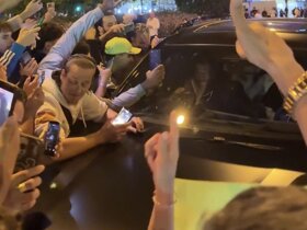 表达支持，皇马球迷赛后拦车为维尼修斯欢呼