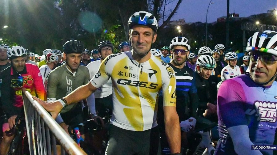 Un hobby amatoriale: Scaloni partecipa a una maratona ciclistica a Buenos Aires