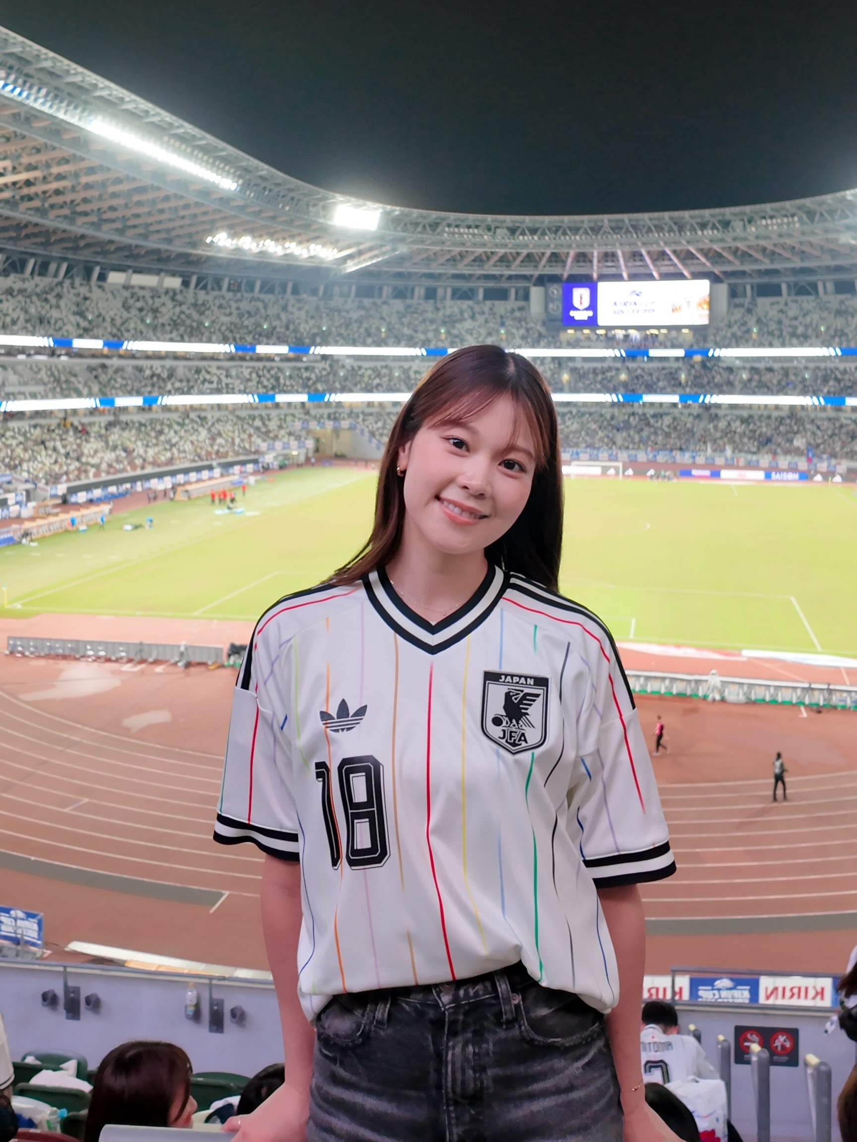 Ex-integrante do AKB48 Nanase Yoshikawa causa burburinho ao usar camisa da seleção japonesa