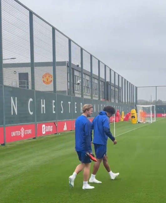 Theo đội: Mainoo và Luke Shaw vắng mặt trong buổi tập hôm nay; De Ligt tham gia tập luyện đầy đủ