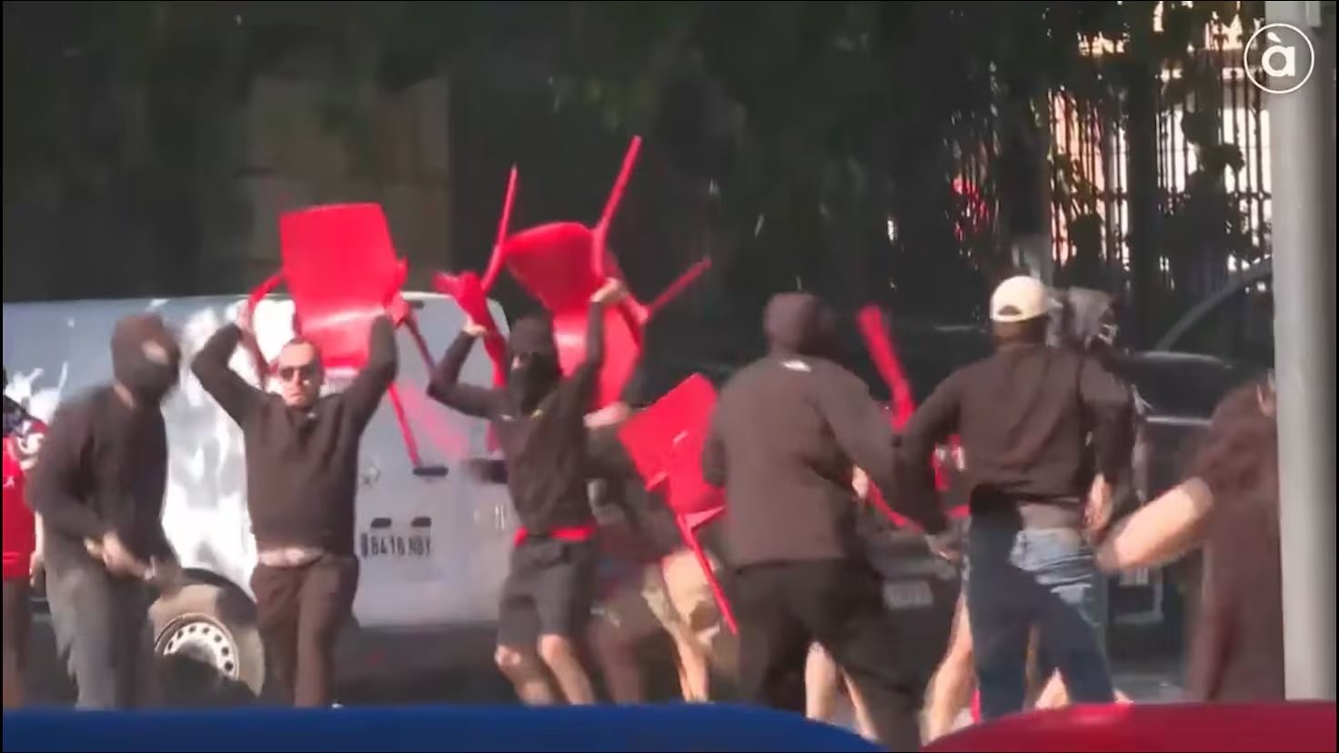 Batalla campal entre los ultras del Levante y el Sevilla: sillazos, botellazos y golpes