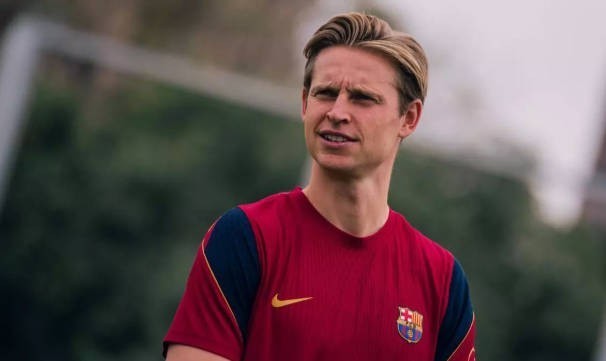 Journalist: Flick erwägt, De Jong als Innenverteidiger einzusetzen und ließ ihn kürzlich im Training mit Cubarsi zusammenspielen