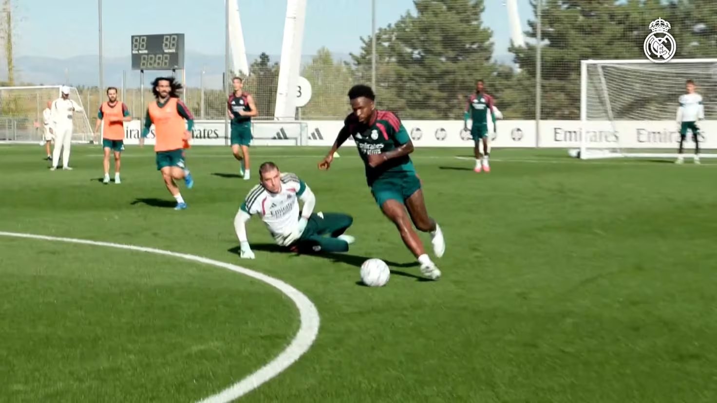 ¡Vinicius ha vuelto! Alucinen con el golazo sentando a dos compañeros en el entrenamiento