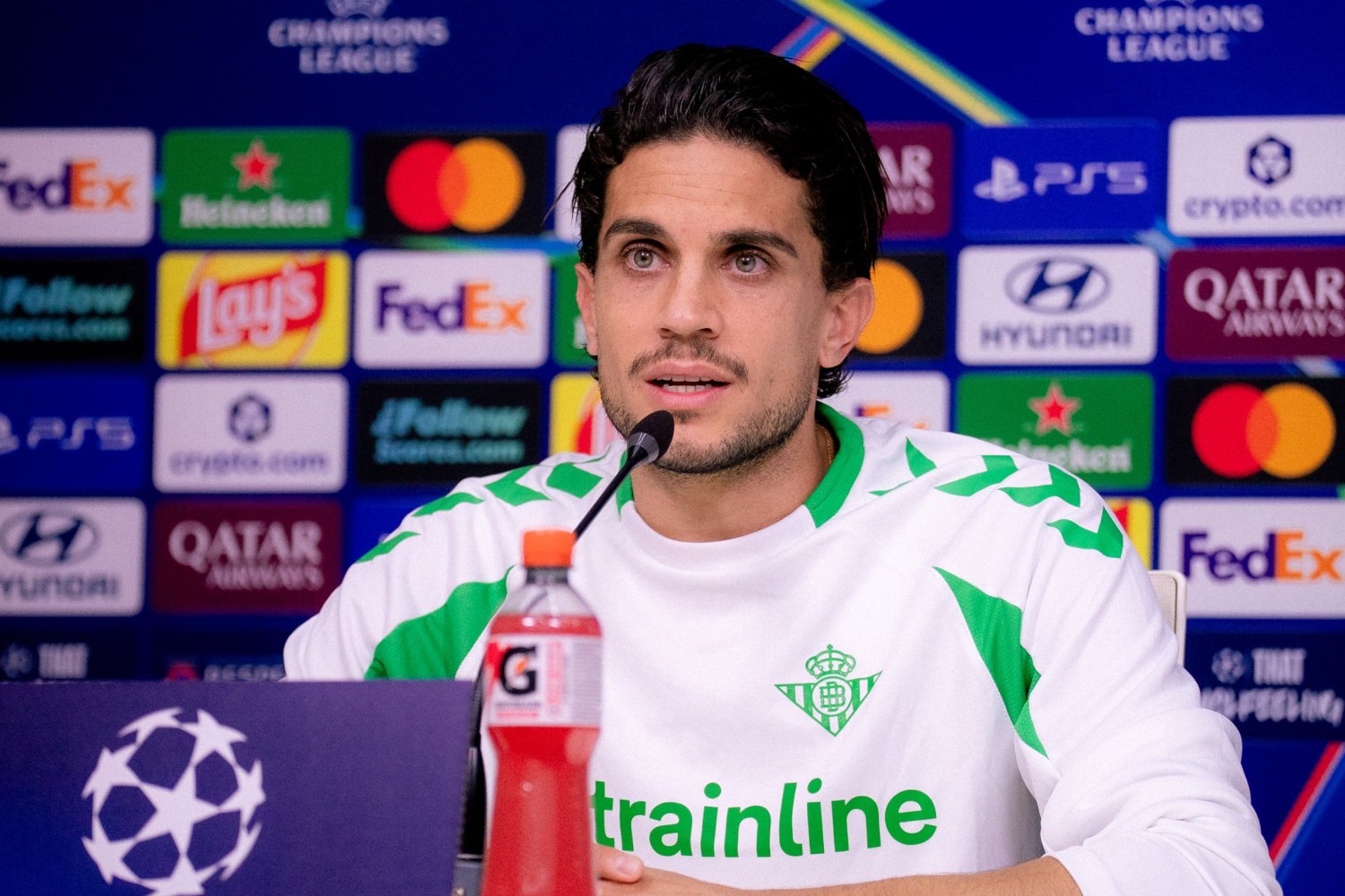 Bartra: Playing in the Champions League with Betis is an honor, we improve every year
