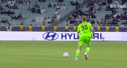Slavia Praha patzt in der Champions League: Torwart stürmt aus dem Tor, Verteidiger lässt den Ball durch die Beine rutschen