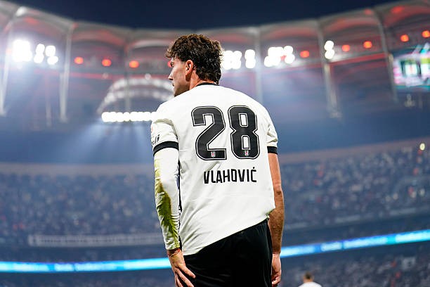 Media turca: Vlahovic salta l'ultimo allenamento prima della sfida di Europa League contro l'Hoffenheim per un disturbo gastrico