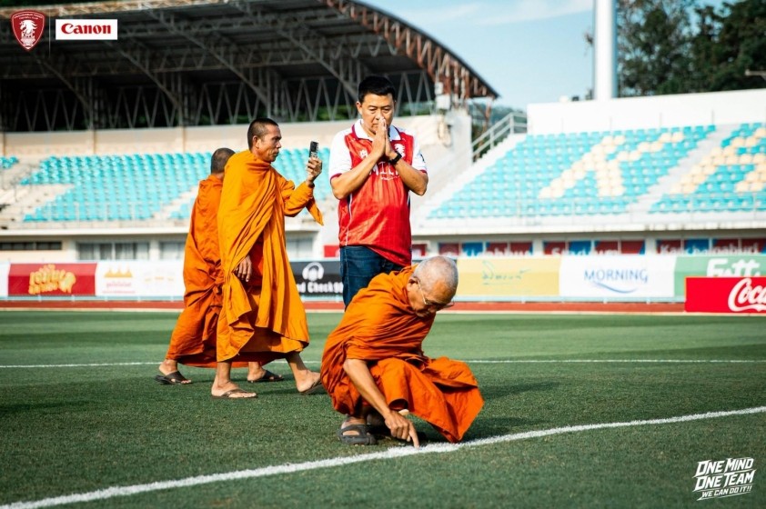 ကန်ချနာဘူရီ ပါဝါ အသင်း ရှုံးပွဲဆက်နေမှု အဆုံးသတ်နိုင်ရန် ပွဲမစမီ ဘုန်းကြီးပင့်ဖိတ်ပူဇော်ခဲ့ရာ ပိုလိစ် တယ်ရို အသင်းအား ၁-၀ ဖြင့် အနိုင်ယူကာ ၅ ပွဲဆက်တိုက် မနိုင်သည့် စံချိန်ကို ရပ်တန့်နိုင်ခဲ့