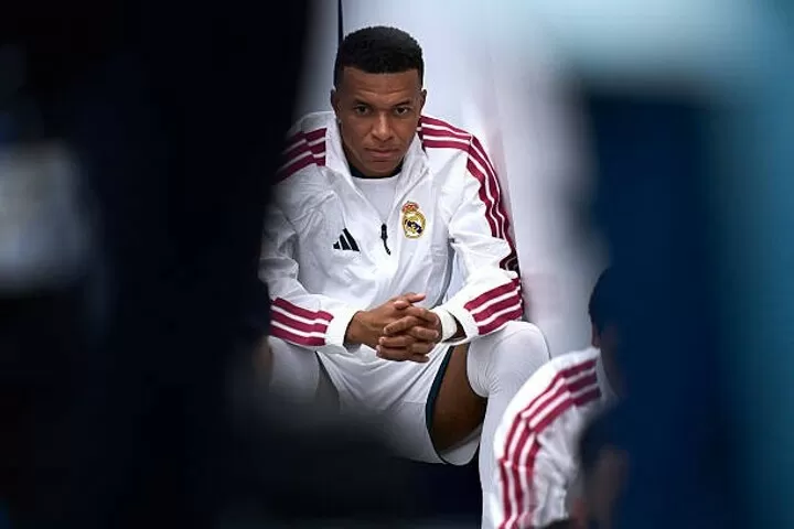 Mbappé Becomes Youngest to Reach 100 Champions League Matches