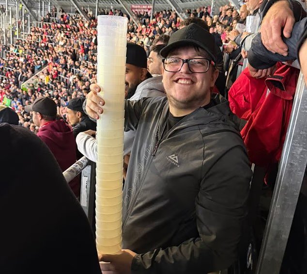 Mail: I tifosi del Liverpool guadagnano 250 sterline raccogliendo bicchieri allo stadio del LASK Linz per coprire le spese di viaggio