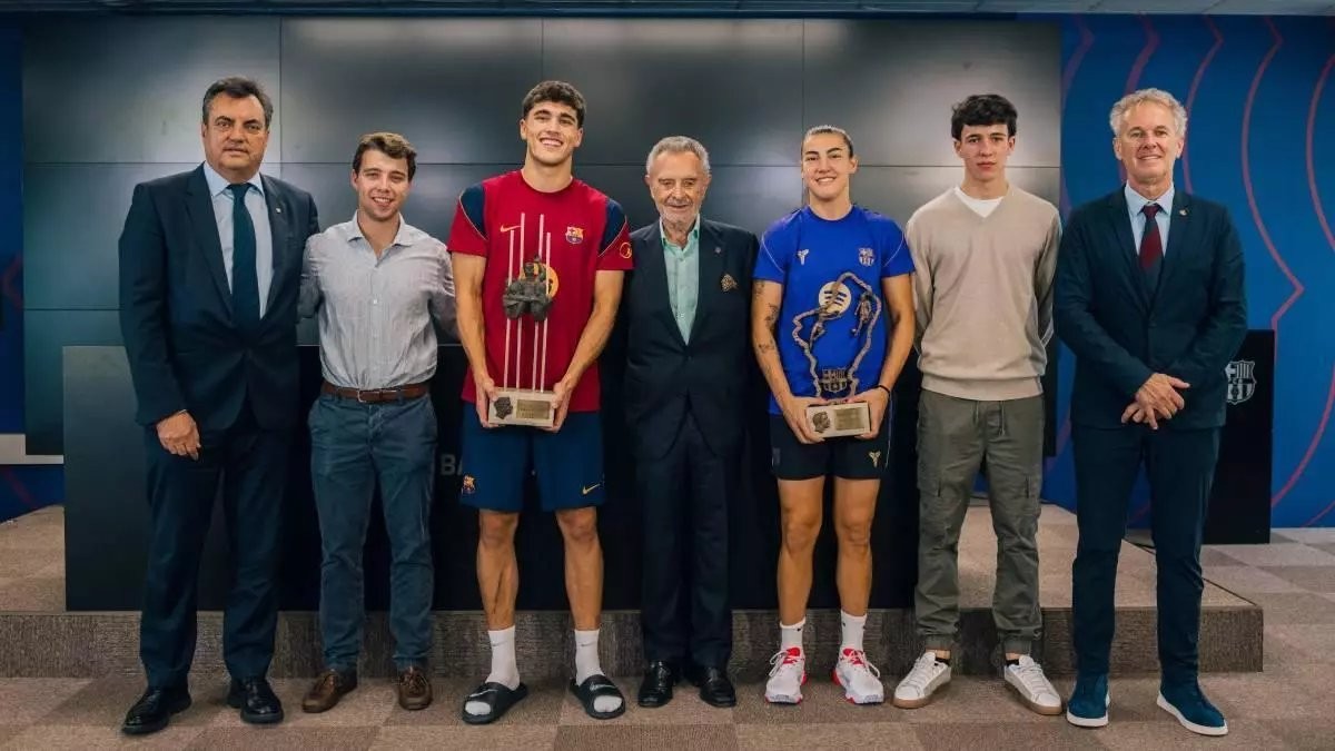 Cubarsí recibe el premio a mejor jugador del Barcelona la temporada pasada
